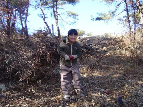 우리집 작은 산도적, 나무짐을 멘 큰 아이 송인효. 어깨가 땡긴다나 뭐래나. 